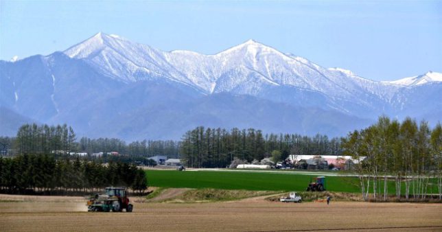 農業 農機と日高山脈